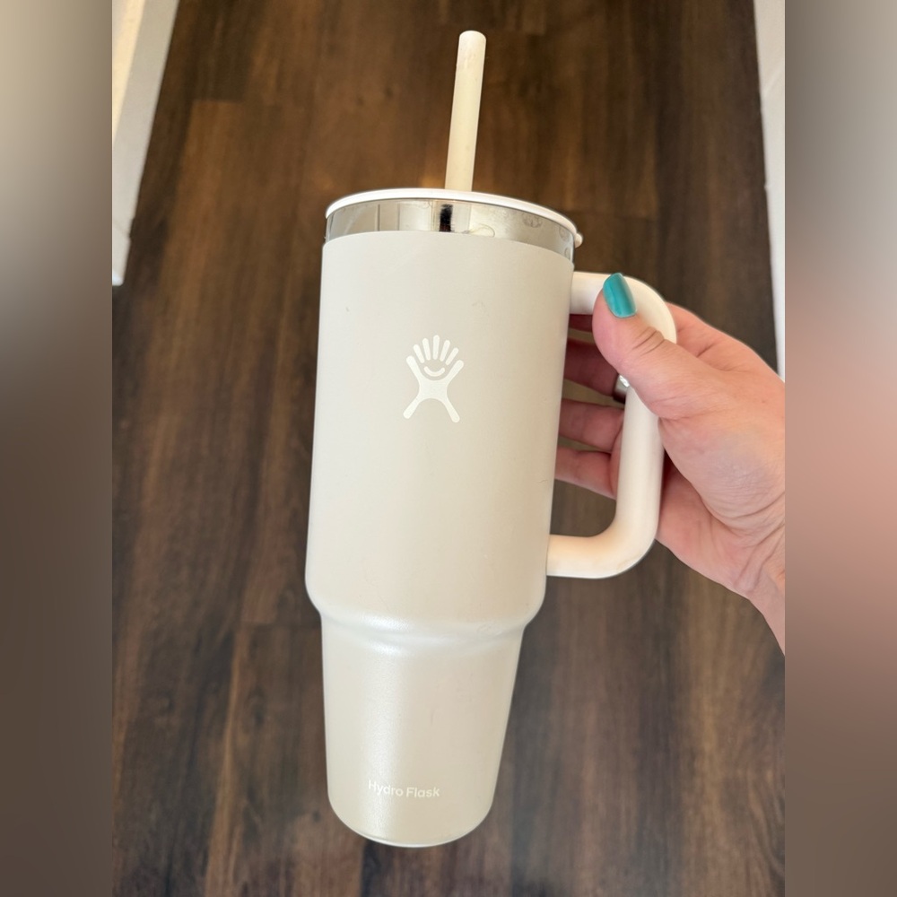 Hydro Flask 40 oz Cream Insulated Travel Tumbler with Handle and Straw